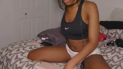 Snapshot of bloggirllaurel chatting on 12/15/25, 05:44 bloggirllaurel online show from 12/15/25, 05:44