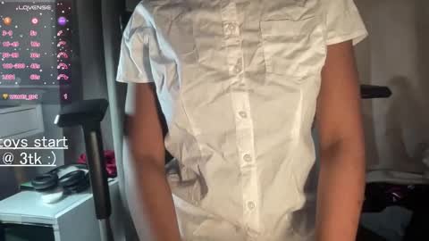 Snapshot of bloggirllaurel chatting on 03/19/26, 05:39 bloggirllaurel online show from 03/19/26, 05:39