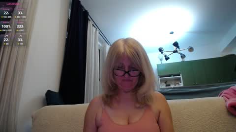 Snapshot of blond_woman chatting on 01/17/25, 08:33 Karina online show from 01/17/25, 08:33
