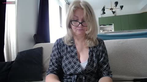 Snapshot of blond_woman chatting on 01/27/25, 11:22 Karina online show from 01/27/25, 11:22