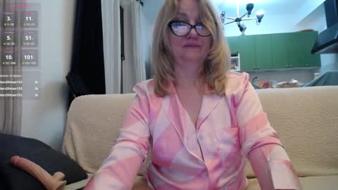 Snapshot of blond_woman chatting on 01/27/25, 08:28 Karina online show from 01/27/25, 08:28
