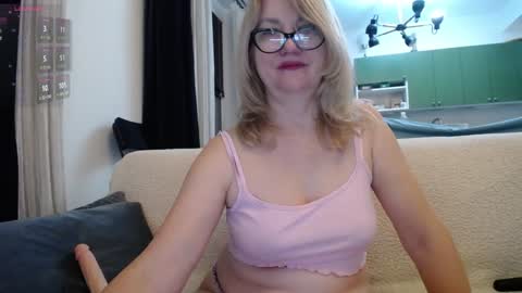 Snapshot of blond_woman chatting on 01/30/25, 08:21 Karina online show from 01/30/25, 08:21