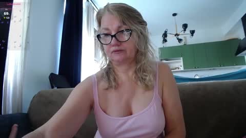 Snapshot of blond_woman chatting on 02/08/25, 11:44 Karina online show from 02/08/25, 11:44