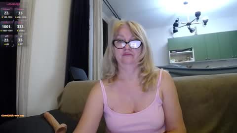 Snapshot of blond_woman chatting on 02/16/25, 12:19 Karina online show from 02/16/25, 12:19