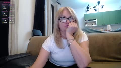 Snapshot of blond_woman chatting on 02/18/25, 08:25 Karina online show from 02/18/25, 08:25