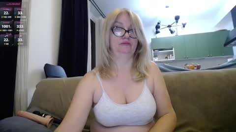 Snapshot of blond_woman chatting on 02/20/25, 09:20 Karina online show from 02/20/25, 09:20