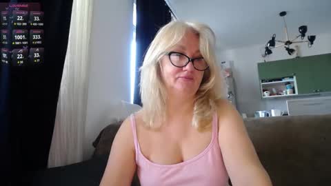 Snapshot of blond_woman chatting on 03/07/25, 11:07 Karina online show from 03/07/25, 11:07