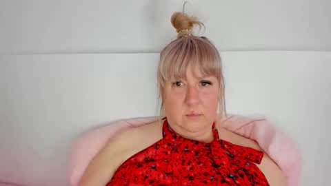 Snapshot of blonde_angel20 chatting on 04/29/26, 03:27 Nicole online show from 04/29/26, 03:27