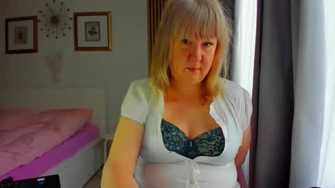 Snapshot of blonde_angel20 chatting on 05/01/26, 03:22 Nicole online show from 05/01/26, 03:22