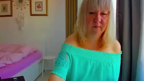 Snapshot of blonde_angel20 chatting on 05/02/26, 04:17 Nicole online show from 05/02/26, 04:17