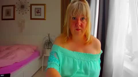 Snapshot of blonde_angel20 chatting on 05/21/26, 03:35 Nicole online show from 05/21/26, 03:35
