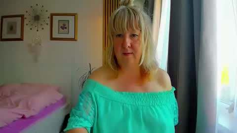 Snapshot of blonde_angel20 chatting on 05/24/26, 05:40 Nicole online show from 05/24/26, 05:40