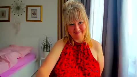 Snapshot of blonde_angel20 chatting on 05/27/26, 04:15 Nicole online show from 05/27/26, 04:15