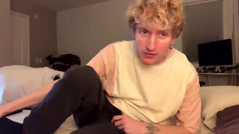 Snapshot of blonde_boi99 chatting on 11/21/25, 07:18 Blondie online show from 11/21/25, 07:18