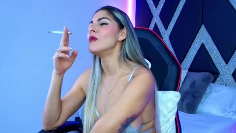 Snapshot of blonde_cat1515 chatting on 10/07/25, 02:20 alejandra online show from 10/07/25, 02:20