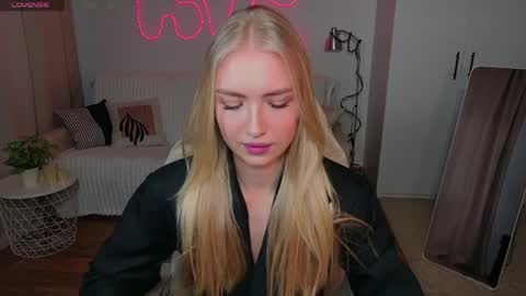Snapshot of blonde_vibe chatting on 04/04/26, 09:51 Nessa online show from 04/04/26, 09:51