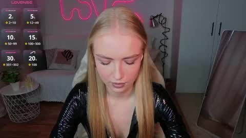 Snapshot of blonde_vibe chatting on 04/27/26, 12:03 Nessa online show from 04/27/26, 12:03