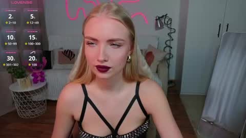 Snapshot of blonde_vibe chatting on 04/30/26, 10:32 Nessa online show from 04/30/26, 10:32