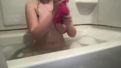 Snapshot of blondebaby18x chatting on 12/15/25, 02:21 BlondeBaby online show from 12/15/25, 02:21