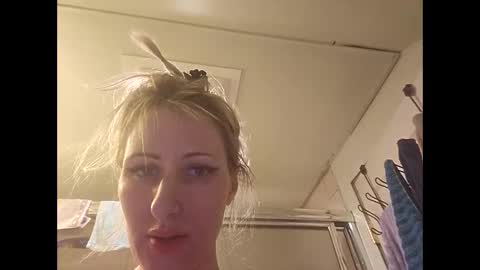 Snapshot of blondebellaaa3 chatting on 01/02/25, 06:12 Gia  online show from 01/02/25, 06:12