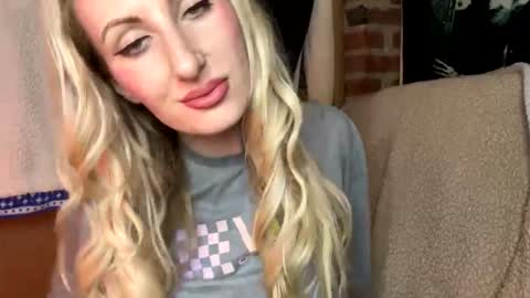 Snapshot of blondebellaaa3 chatting on 02/28/25, 04:43 Gia  online show from 02/28/25, 04:43