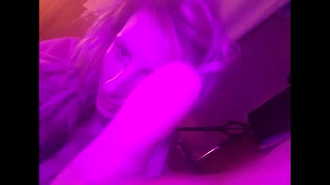 Snapshot of blondebellaaa3 chatting on 03/01/25, 04:47 Gia  online show from 03/01/25, 04:47