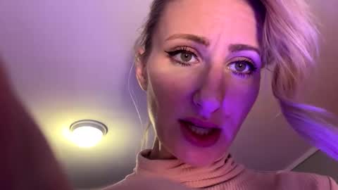 Snapshot of blondebellaaa3 chatting on 11/15/25, 06:37 Gia online show from 11/15/25, 06:37