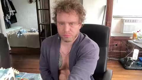 Snapshot of blondebluebear chatting on 11/16/25, 05:18 blondebluebear online show from 11/16/25, 05:18