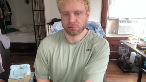 Snapshot of blondebluebear chatting on 03/30/26, 01:01 blondebluebear online show from 03/30/26, 01:01