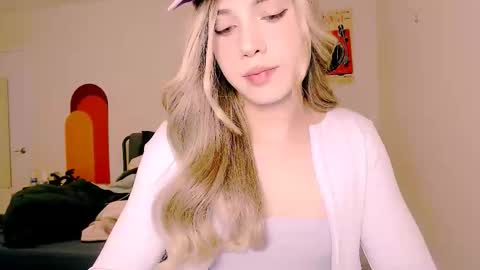 Snapshot of blondetwinkcum19 chatting on 12/18/25, 02:17 zoey madisson 3 online show from 12/18/25, 02:17