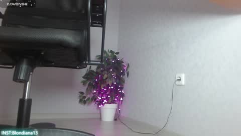 Im Di. I smell naked even when Im dressed. online show from 12/14/24, 04:09