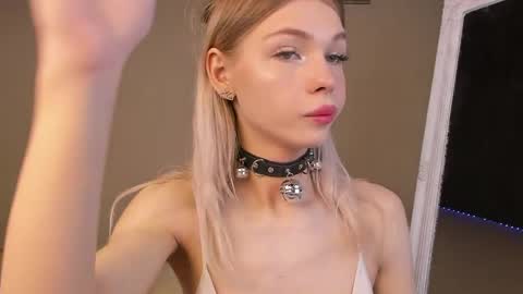 Snapshot of blondy_fina chatting on 05/19/26, 04:41 blondy_fina online show from 05/19/26, 04:41