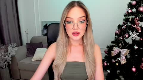 Sophia online show from 01/10/25, 01:42