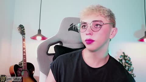 Snapshot of blue_boy_1 chatting on 12/04/24, 12:47 TAY online show from 12/04/24, 12:47