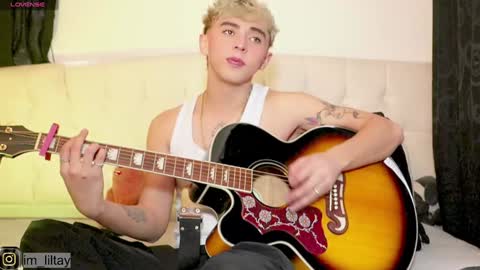 Snapshot of blue_boy_1 chatting on 01/04/25, 04:54 TAY online show from 01/04/25, 04:54