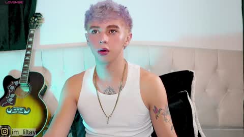 Snapshot of blue_boy_1 chatting on 01/08/25, 01:52 TAY online show from 01/08/25, 01:52