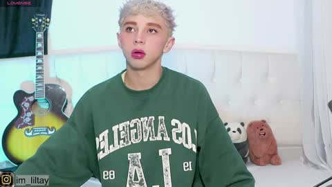 Snapshot of blue_boy_1 chatting on 01/11/25, 11:02 TAY online show from 01/11/25, 11:02