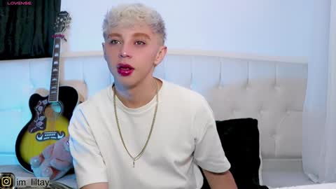 Snapshot of blue_boy_1 chatting on 01/12/25, 01:48 TAY online show from 01/12/25, 01:48