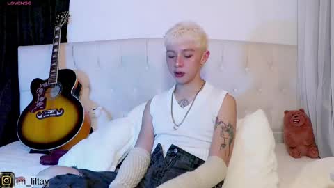 Snapshot of blue_boy_1 chatting on 03/02/25, 02:41 TAY online show from 03/02/25, 02:41