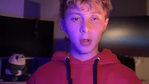 Snapshot of blue_boy_1 chatting on 12/22/25, 01:02 TAY online show from 12/22/25, 01:02