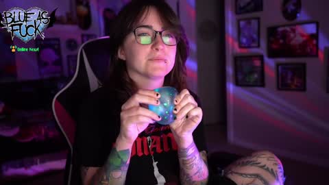 Snapshot of blueasfuck chatting on 12/20/24, 01:25 Blue online show from 12/20/24, 01:25