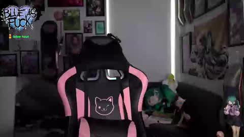 Snapshot of blueasfuck chatting on 09/26/25, 01:09 Blue online show from 09/26/25, 01:09