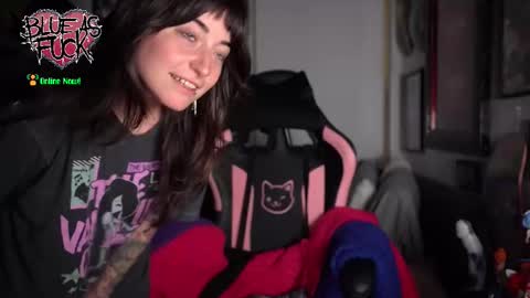 Snapshot of blueasfuck chatting on 10/18/25, 02:25 Blue online show from 10/18/25, 02:25