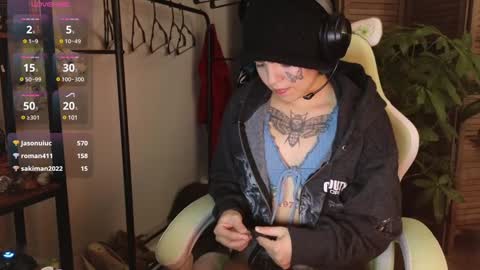 Snapshot of bluedweeb chatting on 12/14/24, 02:23 Blue online show from 12/14/24, 02:23