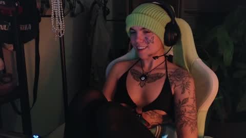 Snapshot of bluedweeb chatting on 01/12/25, 05:13 Blue online show from 01/12/25, 05:13