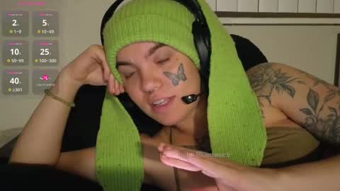 Snapshot of bluedweeb chatting on 11/25/25, 05:18 Blue online show from 11/25/25, 05:18