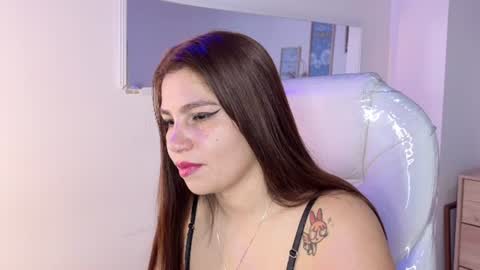 Snapshot of bluee_hazell chatting on 06/18/26, 12:53 online show from 06/18/26, 12:53