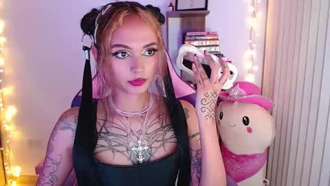 Snapshot of bluee_v chatting on 09/14/25, 03:05 Im Abril .. Nice to meet you thumb up me please its important INDEPENDENT MODEL online show from 09/14/25, 03:05