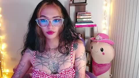 Snapshot of bluee_v chatting on 09/15/25, 01:16 Im Abril .. Nice to meet you thumb up me please its important INDEPENDENT MODEL online show from 09/15/25, 01:16