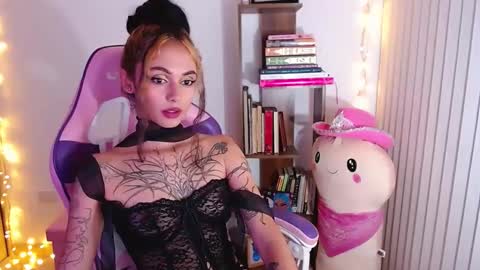 Snapshot of bluee_v chatting on 09/17/25, 01:51 Im Abril .. Nice to meet you thumb up me please its important INDEPENDENT MODEL online show from 09/17/25, 01:51